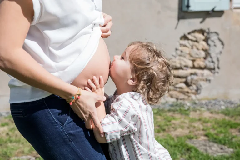 Zatrzymać czas, zanim ucieknie: utrwalanie chwil z okresu ciąży i dzieciństwa